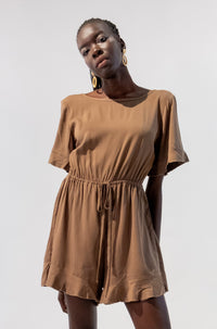 Model wearing a short-sleeved jumper with drawstrings in a casual chic style