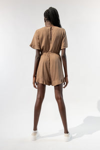 Model wearing a short-sleeved jumper with drawstrings in a casual chic style. Back.